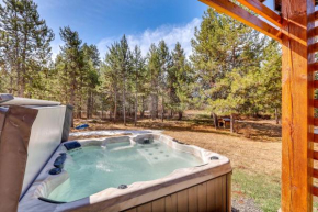 Donnelly Cabin with Hot Tub Less Than 1 Mi to Boulder Creek!
